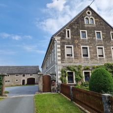 Wohnstallhaus (Nr. 28a/30), Scheune und Toreinfahrt eines Dreiseithofes Obere Straße 28a; 30