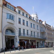 Straßburg-Passage; Wohn- und Geschäftshaus in geschlossener Bebauung, mit originaler Ladenfront Jakobstraße 34