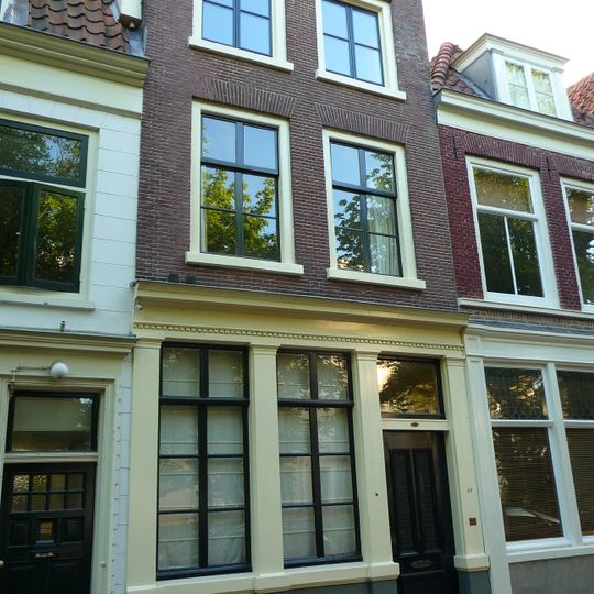 Pand met getande kroonlijst