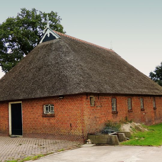 Kop-rompboerderij, bijschuur onder rieten schilddak