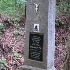 Památník pod Horním Hradištěm u potoka