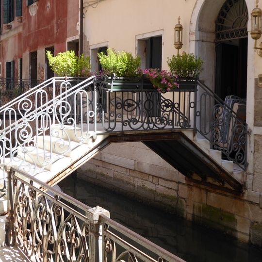 Private bridge of Ca' dei Conti at NA 4428