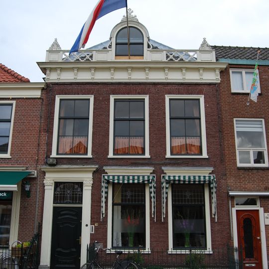 Huis met lijstgevel met gesneden versieringen