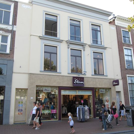 Pand met gepleisterde gevel van drie traveeën afgesloten door rechte kroonlijst