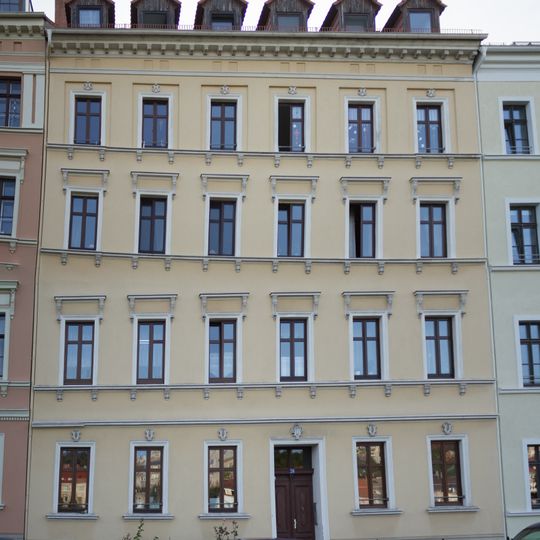 Mietshaus in geschlossener Bebauung mit Vorgarten und Einfriedung Uferstraße 24