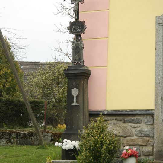 Kříž u kaple ve Vlčnově