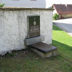 Pomník padlému v druhé světové válce u kostela Jana Křtitele v Pravoníně