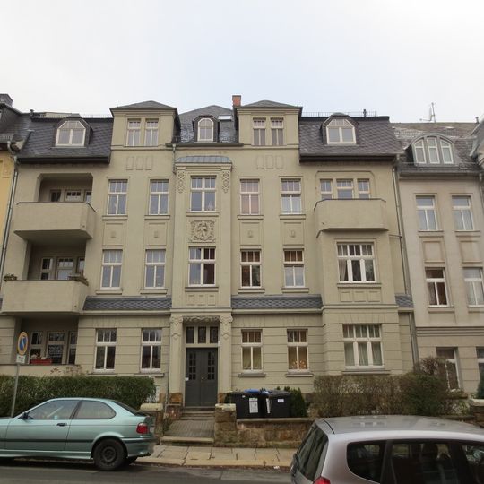 Mietshaus in geschlossener Bebauung mit Vorgarten und Einfriedung Ernst-Heilmann-Straße 14