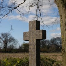 Hardstenen veldkruis met wapen en opschrift