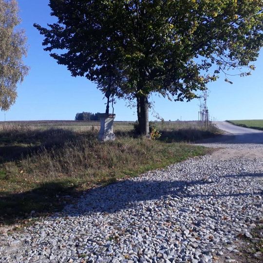 Kříž severně od Rodinova u rozcestí