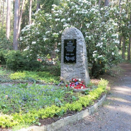 Pomník účastníkům 2.odboje na Lesním hřbitově v Novém Boru