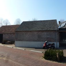 Drie aaneengebouwde schuren