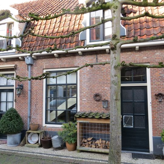 Woonhuisje van alleen begane-grond onder hoog schilddak, dat in mansardevorm gewijzigd is