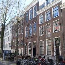 Pand onder dwars dak, voormalig joods meisjesweeshuis