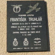 Pamětní deska Františka Truhláře na sokolovně v Lomnici nad Popelkou