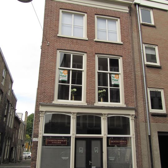 Pand met eenvoudige lijstgevel