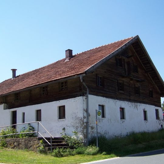 Bauernhaus mit Blockbau-Obergeschoss und Steilsatteldach