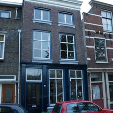 Pand met lijstgevel met oorspronkelijke pui