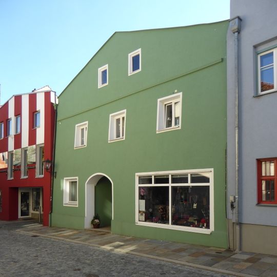 Wohnhaus mit Flachsatteldach