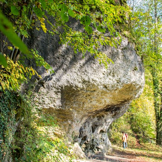 Felsen mit Schloßparkhöhle NW von Aufseß