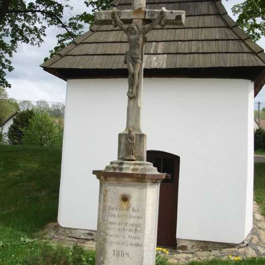 Kříž u kaple v Zahrádce