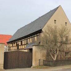 Wohnhaus mit geschlossener Oberlaube und Seitengebäude eines Dreiseithofes Purschwitz 31