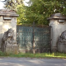 Sochy kanců u brány k Dolnímu zámku v Panenských Břežanech