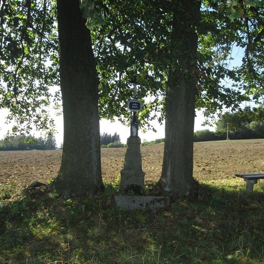 Kříž západně od Květuše