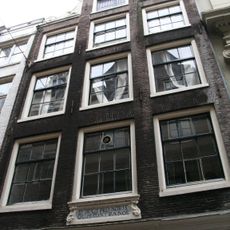 Pand met halsgevel met gevelsteen