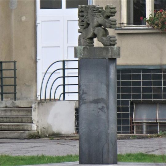 Plastika českého lva u dětské léčebny v Cvikově