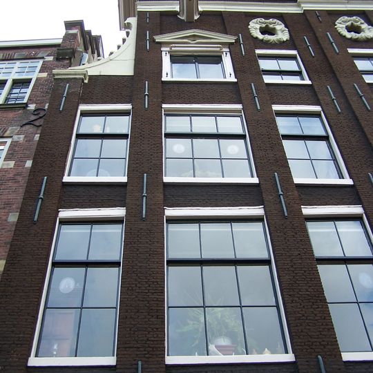 Huis uit 1642/43, verenigd achter een gezamenlijke lisenengevel met de nrs 153, 155