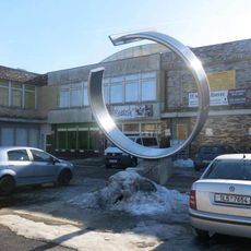 Kovová plastika Dobývání kosmu u nákupního centra Luna v ulici Aloisina výšina