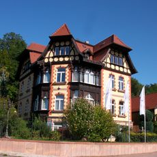 Wohnhaus in offener Bebauung mit Resten der Einfriedung Gröblitzer Weg 1