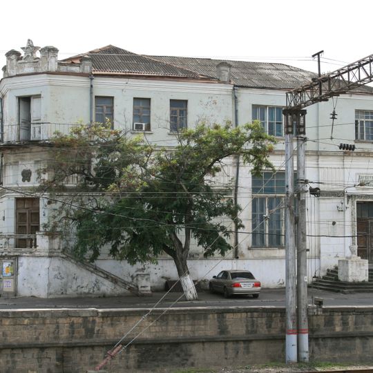 Здание, где на XII Дагестанской областной конференции ВЛКСМ выступала советский государственный и партийный деятель М. И. Ульянова