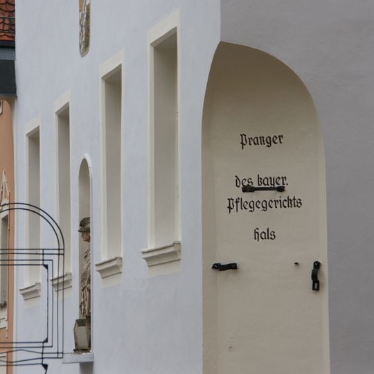 Whipping post, pillory