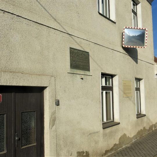 Pamětní deska Antonína Dvořáka na domě Dvořákova 53 ve Zlonicích