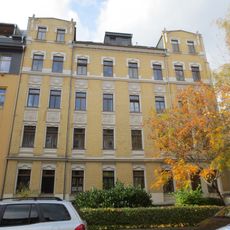 Mietshaus in halboffener Bebauung mit Vorgarten Further Straße 37