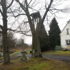 Zvonička v Očíně na návsi