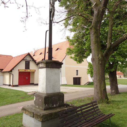 Kříž na rozcestí u kostela v Liblicích