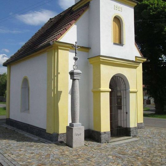 Kříž v Olšanech u kaple