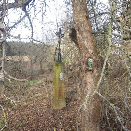 Kříž v západní části Výrova