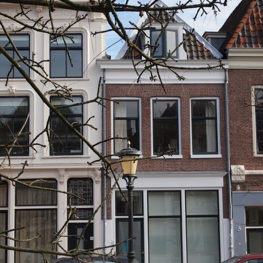 Pand met lijstgevel, schilddak