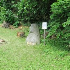 Menhir Zakletá dívka v zahradě Regionálního muzea v Žatci