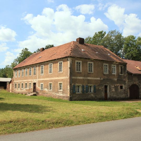 Einzeldenkmale der Sachgesamtheit Rittergut Horka: Wohnhaus mit Wirtschaftsflügel Am Gemeindeamt 3
