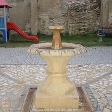 Kašna ve vnitrobloku u Náměstí míru v Mělníku