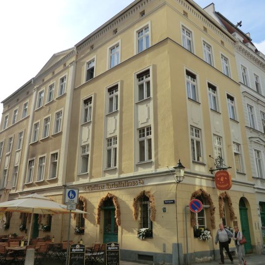 Wohnhaus in geschlossener Bebauung, Eckhaus zur Elisabethstraße Annengasse 3