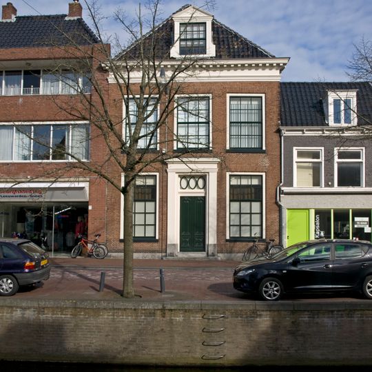 Woonhuis met verdieping, rechte kroonlijst en omlijste ingang