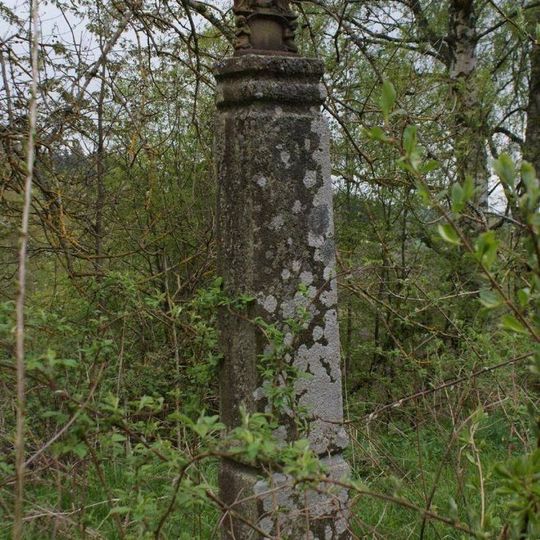 Sloup s litinovým sousoším na hranici vojenského prostoru v Želnavě