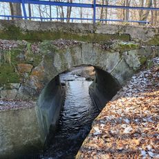 Most přes pravý přítok Neborůvky severozápadně od dřevěného kostela v Gutech