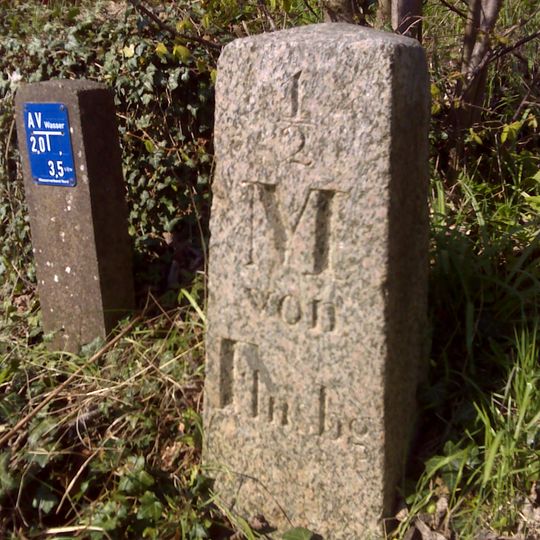Schleswiger Halbmeilenstein mit Grenzsteinen in Jarplund-Hornholz